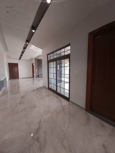 500sq yd Luxury Villa FOR SALE. 2km from Entrance of BTK. 6 Bed DDL 2 Kitchens
