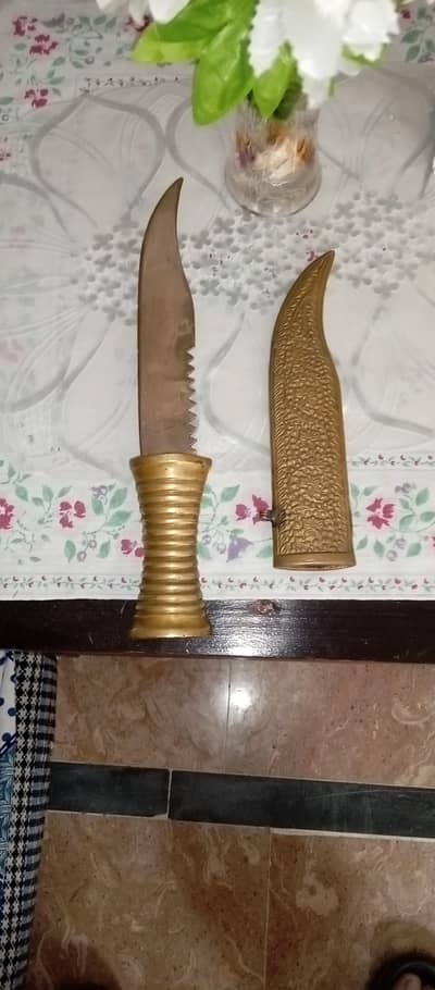 Solid Brass Heavy Collectable (2kg) - Vintage 1970s Showpiece