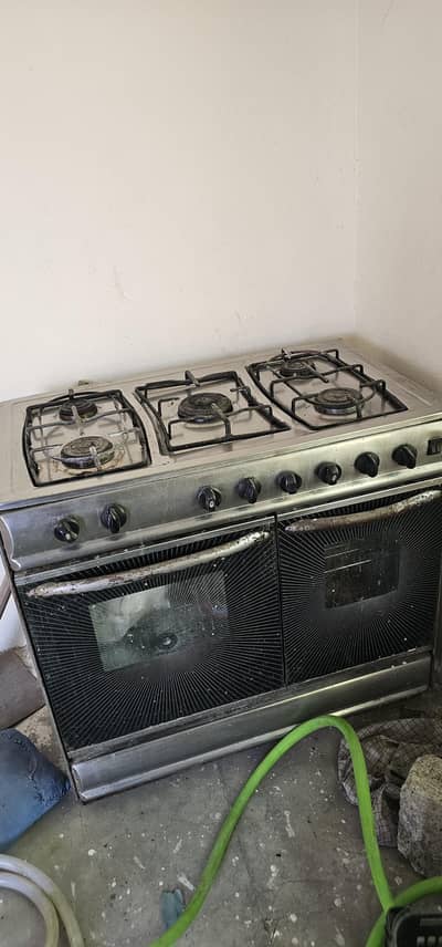 cooking range in good condition
