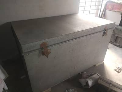 PATI AVAILABLE 3×5 SIZE IN LUSH CONDITION )PETI) TRUNK) STORAGE BOX