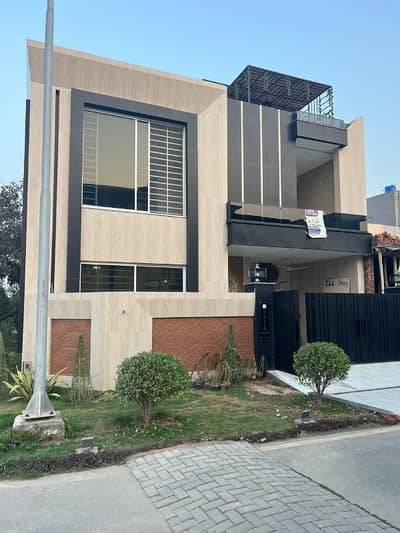 6.84 Marla Corner House For Sale Super Prime Location