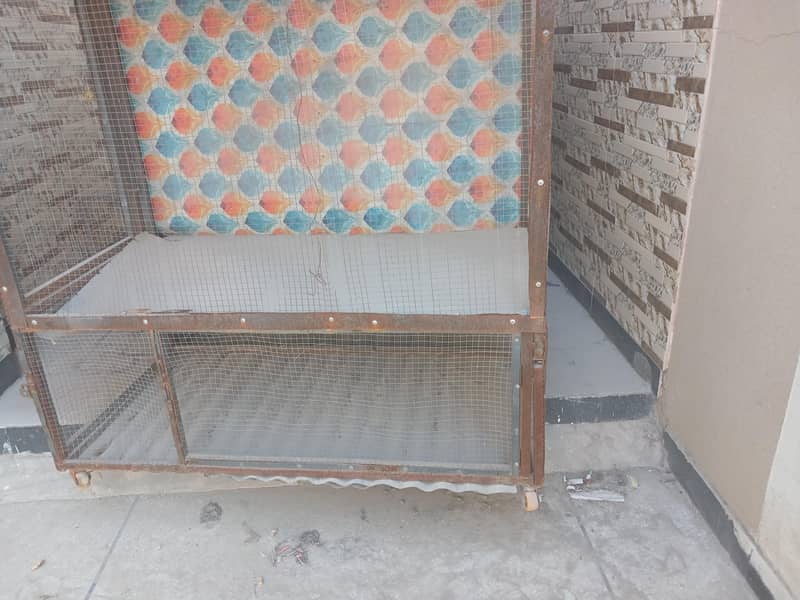 مرغیوں چوچوں اور کبوتروں کے لیے بھت بھتر پنجرہ بنا ھے۔۔ 0