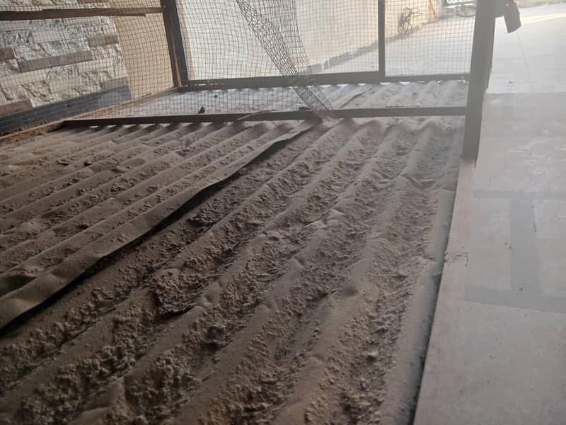 مرغیوں چوچوں اور کبوتروں کے لیے بھت بھتر پنجرہ بنا ھے۔۔ 1