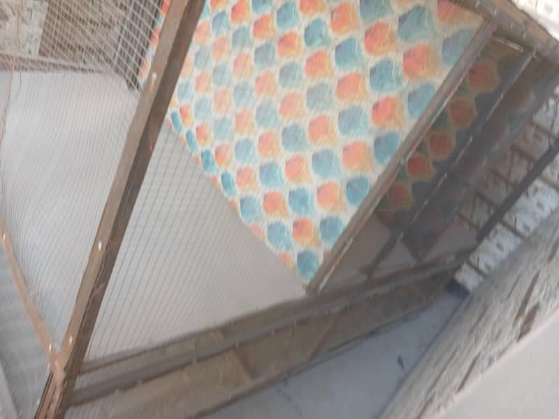 مرغیوں چوچوں اور کبوتروں کے لیے بھت بھتر پنجرہ بنا ھے۔۔ 2