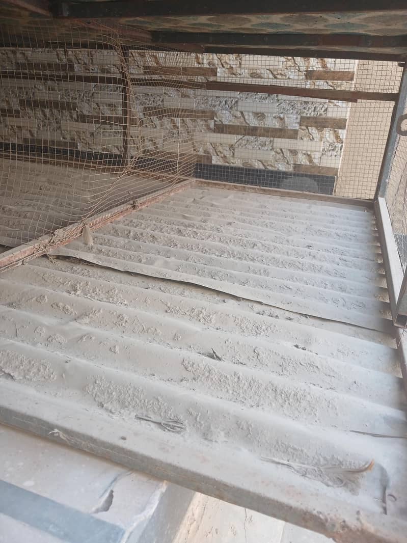 مرغیوں چوچوں اور کبوتروں کے لیے بھت بھتر پنجرہ بنا ھے۔۔ 5