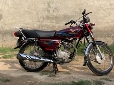 Honda 125 red color