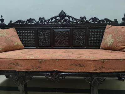 Chinioti 5 Seater Wooden made sofa set excellent condition. . .