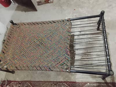 charpai hain aur teen tokri Hain