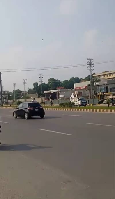 1 Kanal Corner 272 Sqft Wala Marla, 52 Ft From On Main GT Road Near Toyota & Suzuki Car Showrooms. Dem 28.50 Crore.