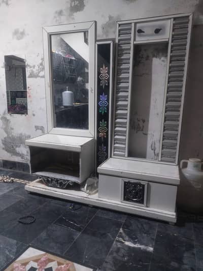 aski dono side table  bhi hain  or andr wali drow b hai . 03067223674