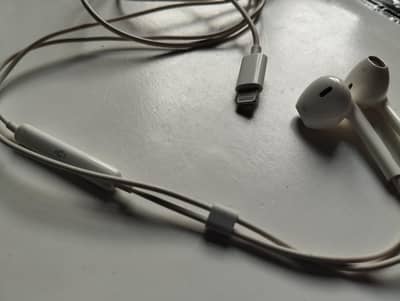 Apple iPhone Lightning Hands-Free (USA Imported) – Slightly Used