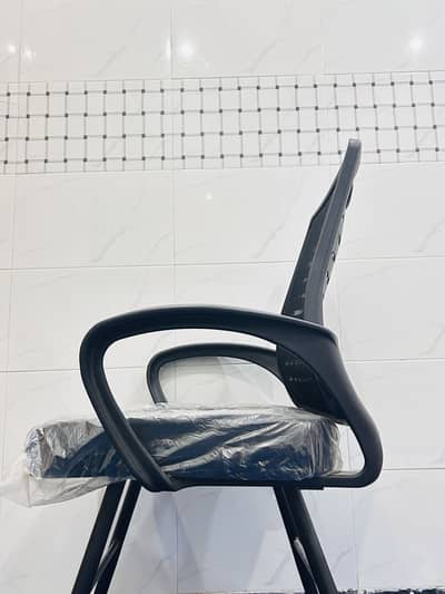 Mesh visitor chair with Sled base