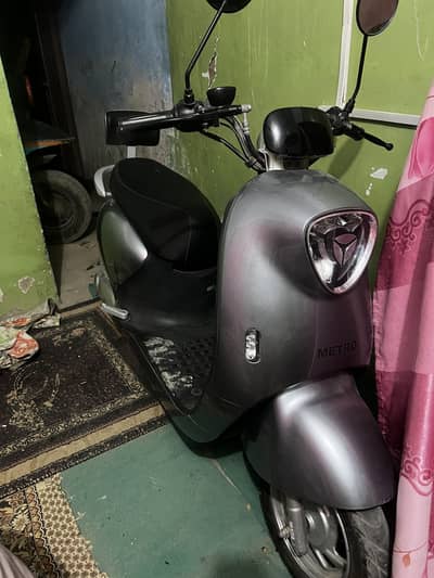 Metro M6 Scooty