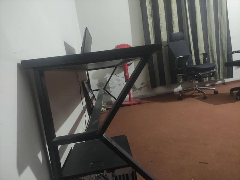 a computer office table 1