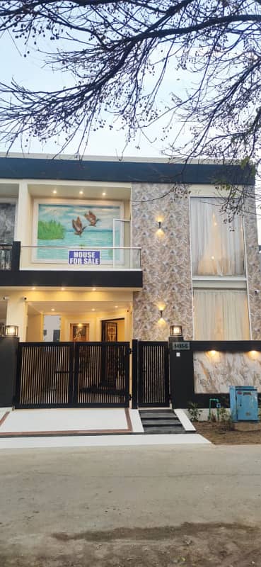 9 TOWN 5-MARLA BUNGALOW FULLY FURNISHED WITH POOL FOR SALE