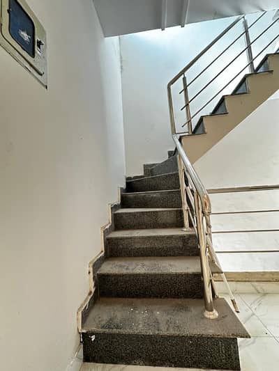 5 MARLA UPPER PORTION FOR RENT IN MILITARY ACCOUNTS NEAR COLLAGE ROAD LAHORE