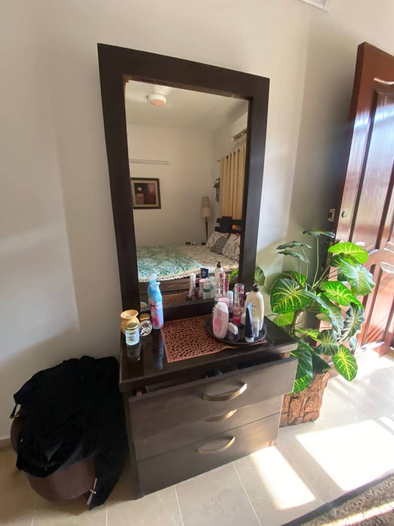 Brown dressing table 0