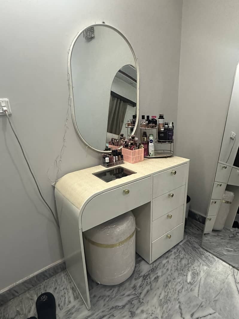 Dressing table 0