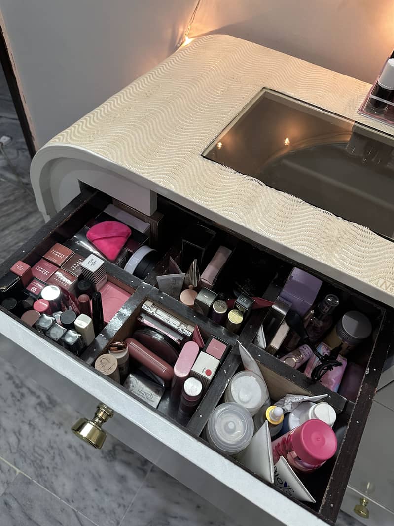 Dressing table 4