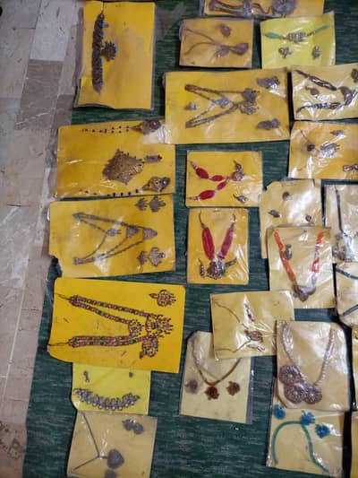 artificial jeweleries