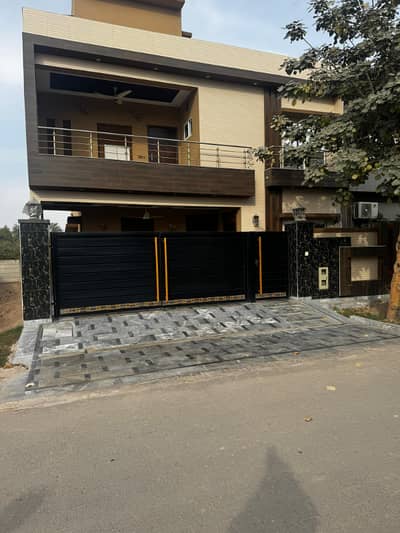 10 Marla House In Rose Block