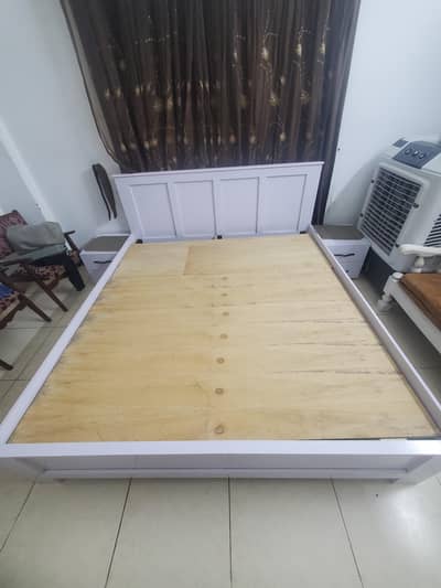 king bed wth 2 side tables