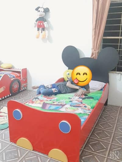 Micky mouse bed  Ph : 0.3. 2.9. 4.3. 7.1. 5.1. 0