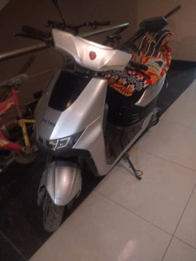 Metro Electric scooter for sale in working and good condition Army off