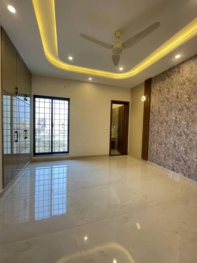 10 Marla Brand New House For Sale