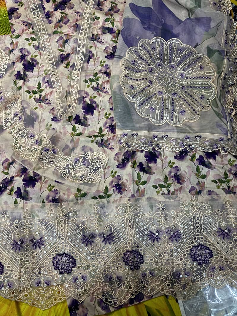 “خواتین کے خوبصورت اور فیشن ایبل کپڑے سیل پر – سستی قیمت 3