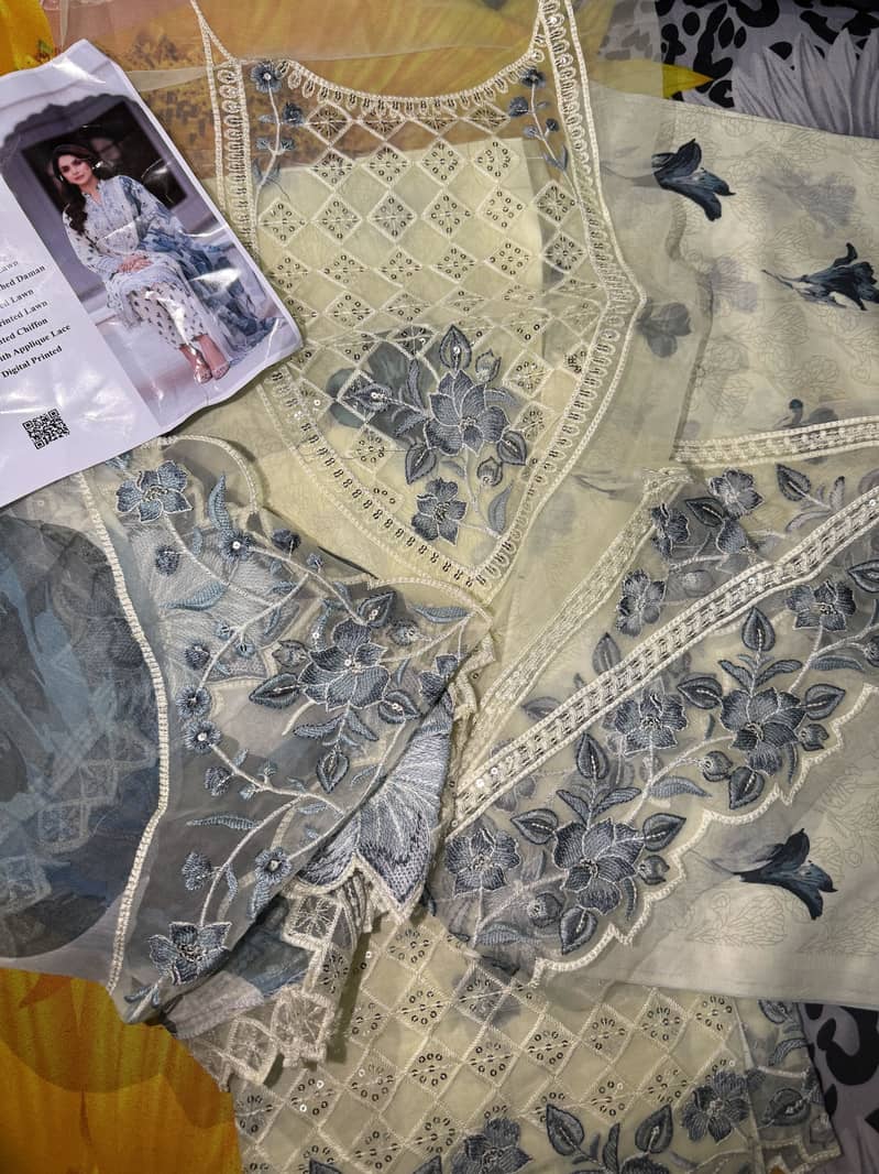 “خواتین کے خوبصورت اور فیشن ایبل کپڑے سیل پر – سستی قیمت 6