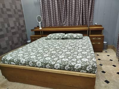 Bedroom Furniture Set (Well Maintained)