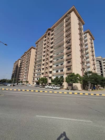 3 Beds luxurious Apartment at the prime Loction of city