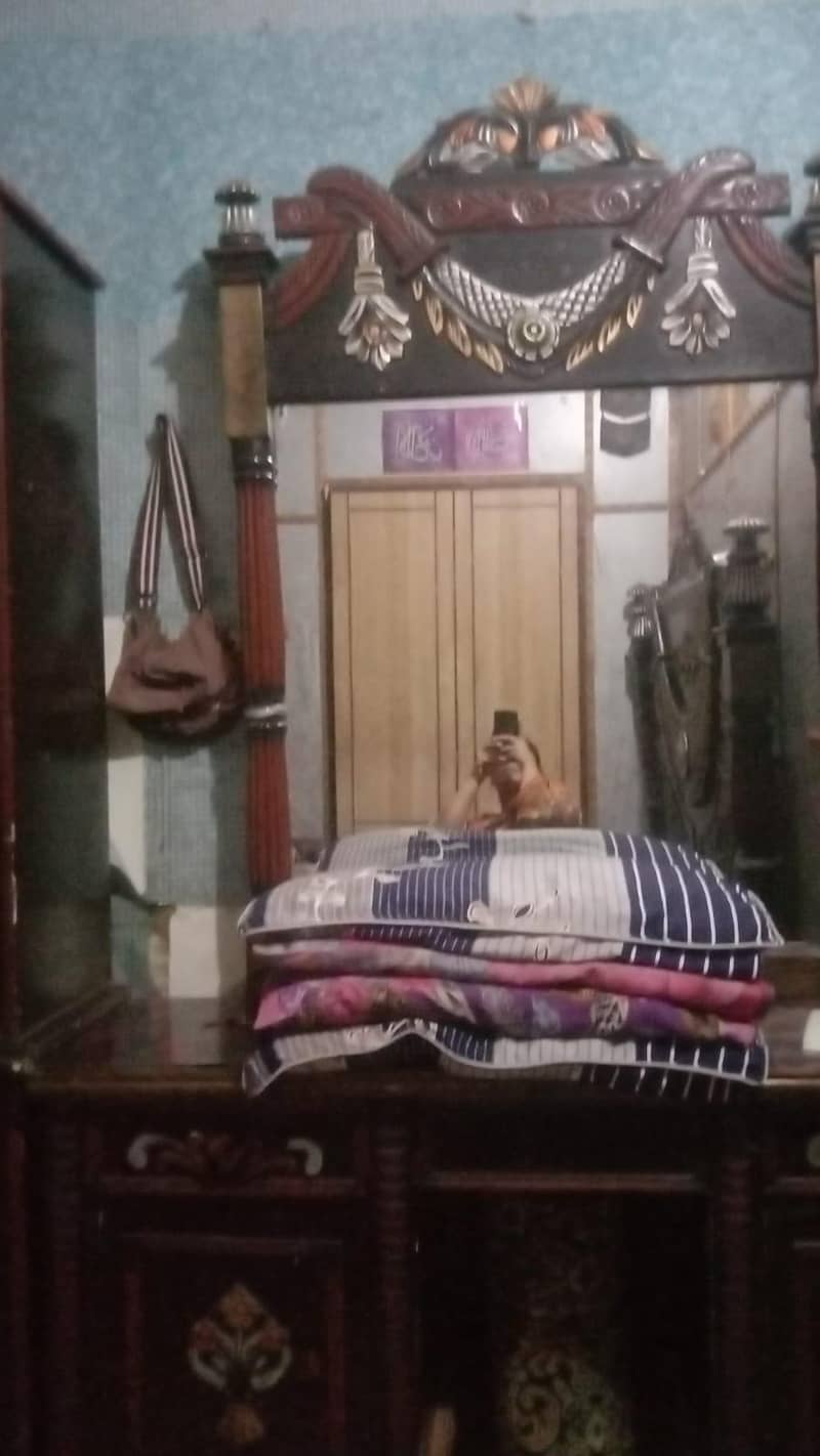 گھر کا فرنیچر ہے ڈریسنگ بیڈ سیف الماری اور برتن والی الماری مناسب میں 4