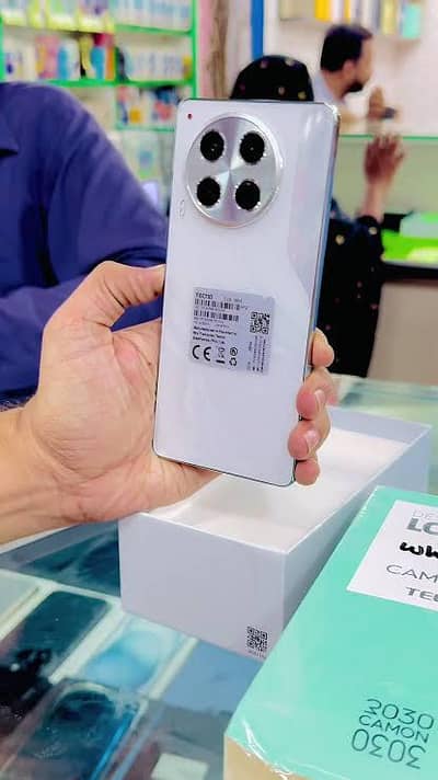 camon 30 penal original ha just glass screch hn tuta hua nh  finger ha