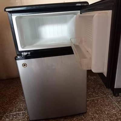 Fridge available in good condition 9/10 no issue all good