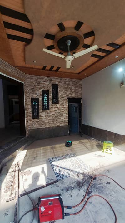 0321 86 10 688 Beautiful 4.5 Marla 4bed 1drwaing 1 store 2 Livin area suigas available