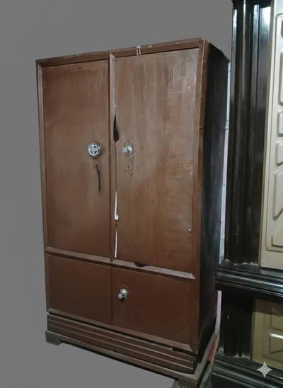 selling these two iron almirah. . both are of heavy materials.