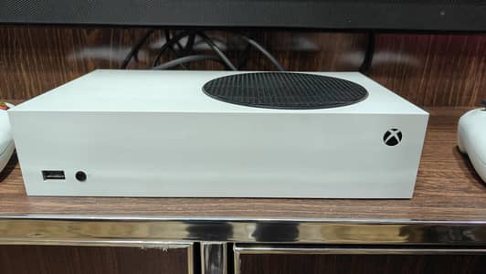 Xbox Series S 512 GB With 2 controller