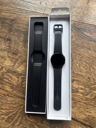 Samsung Galaxy Watch 4 SM-R860 40 mm with an additional leather Strap