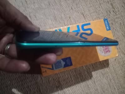 tecno spark 7. . . . diba sman sath  hai charj bhi hi 4 ram 64 memery hi