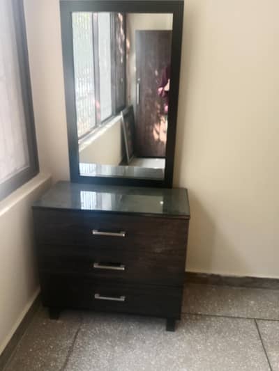 Habitt company dresser with mirror in excellent condition