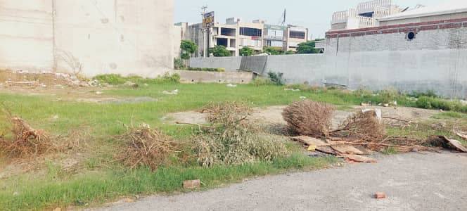 8 Marla Commercial Plot For Sale At Investor Price with Possession