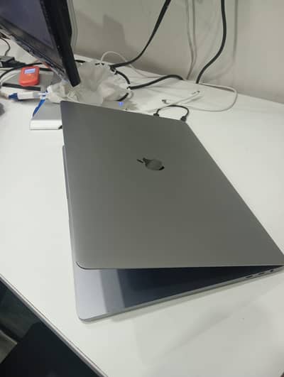 Macbook Pro 2018 15.4 inch, 1TB SSD, 16gb,4GB 560x Card,i7 Processor