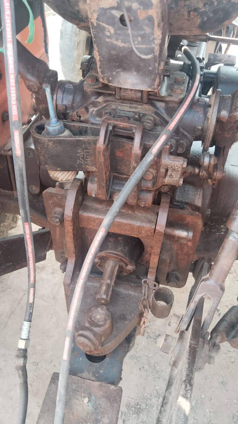 ٹریکٹر اچھی کنڈیشن میں ہے اور پچھلے دونوں ٹائر بالکل نئے ڈلے ہوئے ہیں 1