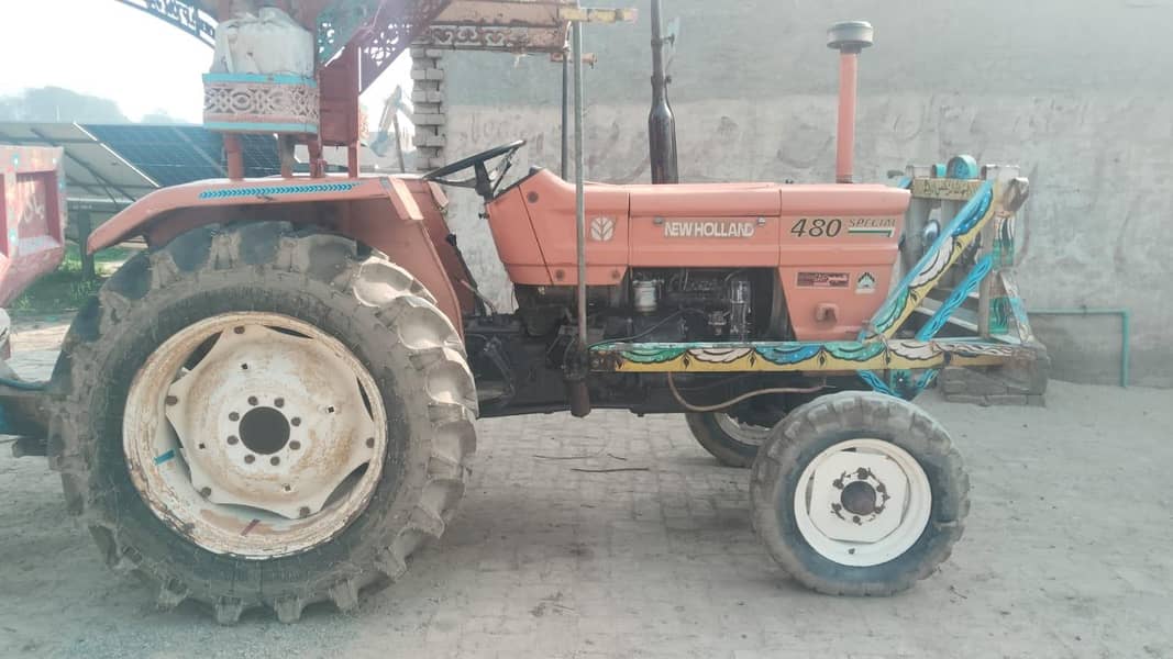 ٹریکٹر اچھی کنڈیشن میں ہے اور پچھلے دونوں ٹائر بالکل نئے ڈلے ہوئے ہیں 4