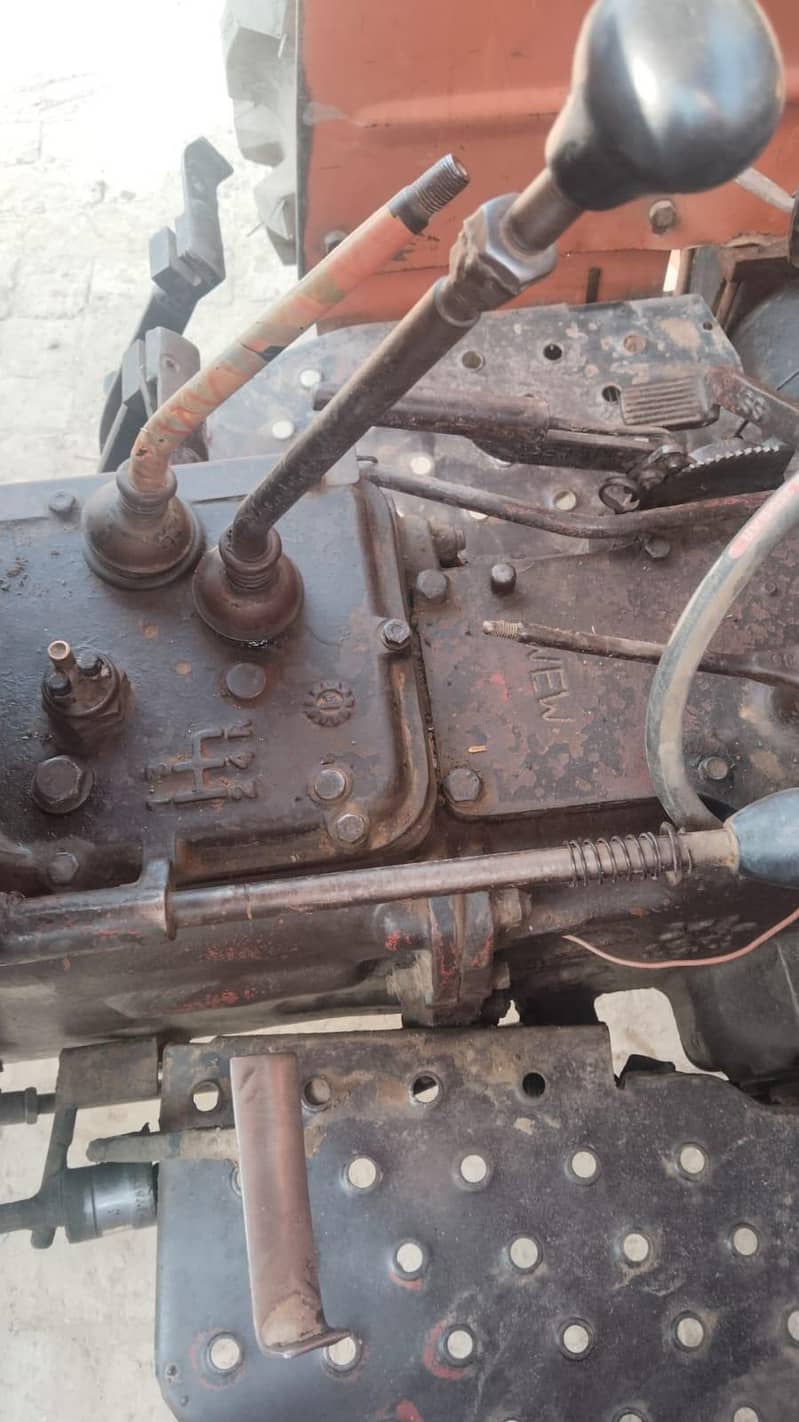 ٹریکٹر اچھی کنڈیشن میں ہے اور پچھلے دونوں ٹائر بالکل نئے ڈلے ہوئے ہیں 5