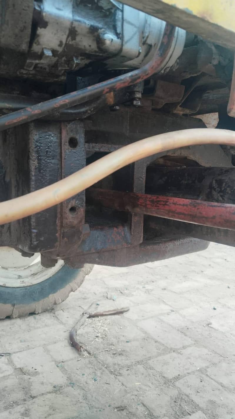 ٹریکٹر اچھی کنڈیشن میں ہے اور پچھلے دونوں ٹائر بالکل نئے ڈلے ہوئے ہیں 6