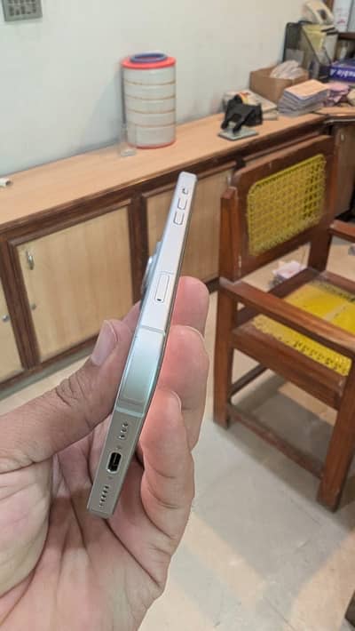 Iphone 15. Handi set.