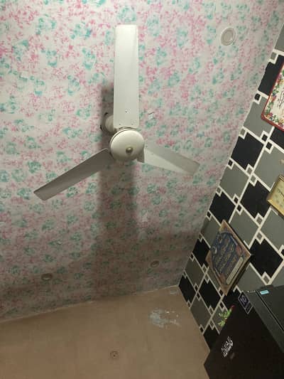 indus fan bilkl new condition 3 fan ha sale krny ha